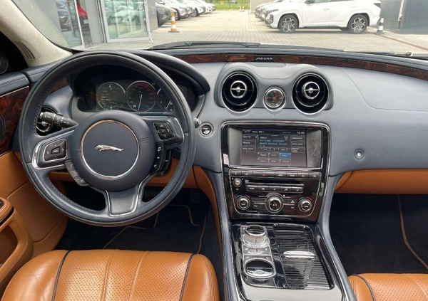 Jaguar XJ cena 99900 przebieg: 136180, rok produkcji 2015 z Stargard małe 667